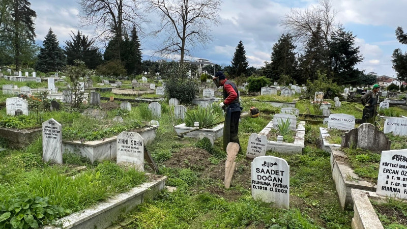 Şehir Mezarlığı Bayram Ziyaretleri İçin Temizlendi