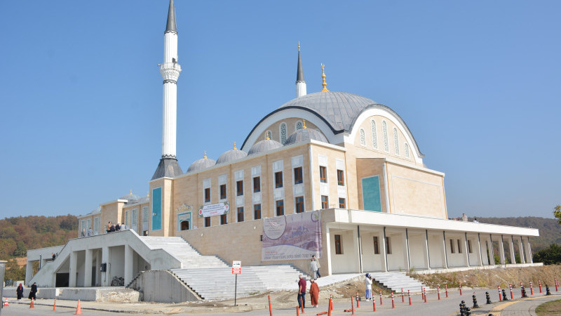 İlahiyat Fakültesi Uygulama Camii’nde İlk Cuma Namazı Kılındı