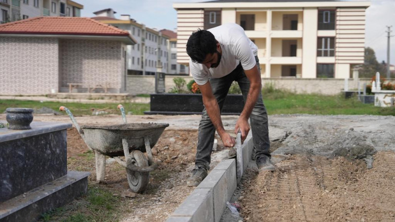 AZİZİYE MEZARLIĞINDA ÇALIŞMA SÜRÜYOR      