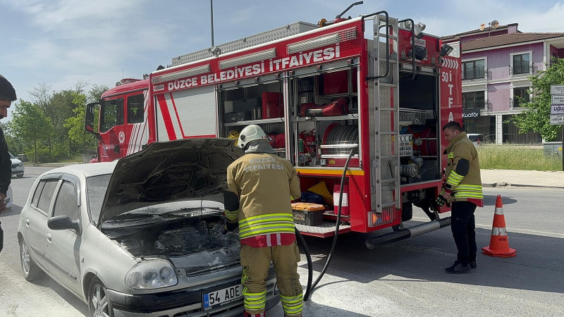 Seyir Halinde Tutuşan Otomobilin İtfaiye Tarafından Söndürüldü