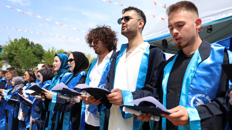  Düzce Üniversitesi’nde Mezuniyet Heyecanı Devam Ediyor